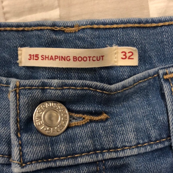 Women’s Levi Strauss Stonewashed Light Blue Jeans - Picture 5 of 6